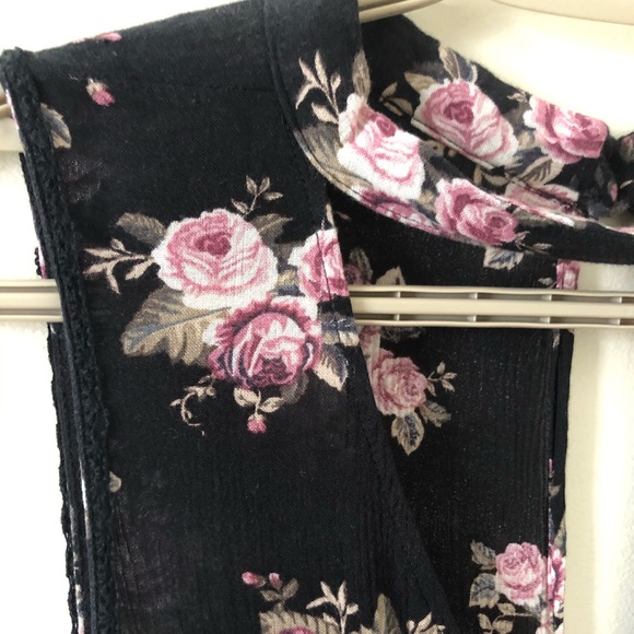 Floral printed v-neck blouse - Picture 2 of 5